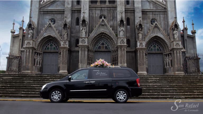 Carroza fúnebre Kia frente a la iglesia de Coronado