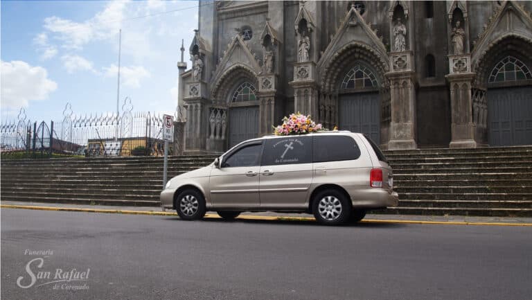 Carroza de la funeraria lista para un traslado