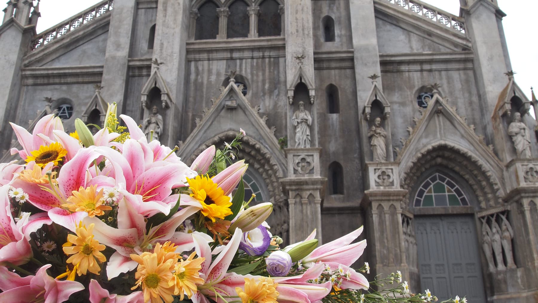Ramo de lirios y girasoles frente a la iglesia de Coronado