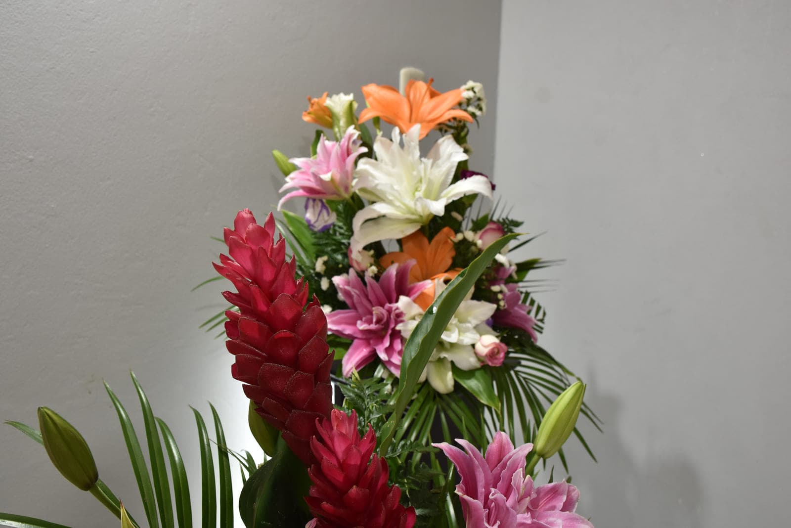 Arreglo con flores tropicales frescas