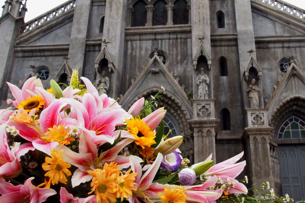 Arreglo floral frente a la iglesia de Coronado