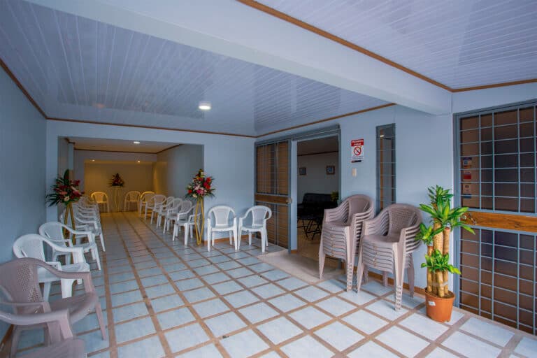 Área exterior de la sala de velación, amplia y fresca