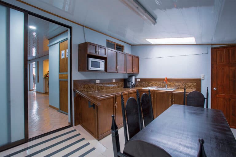 Cocina equipada disponible para las familias durante la velación