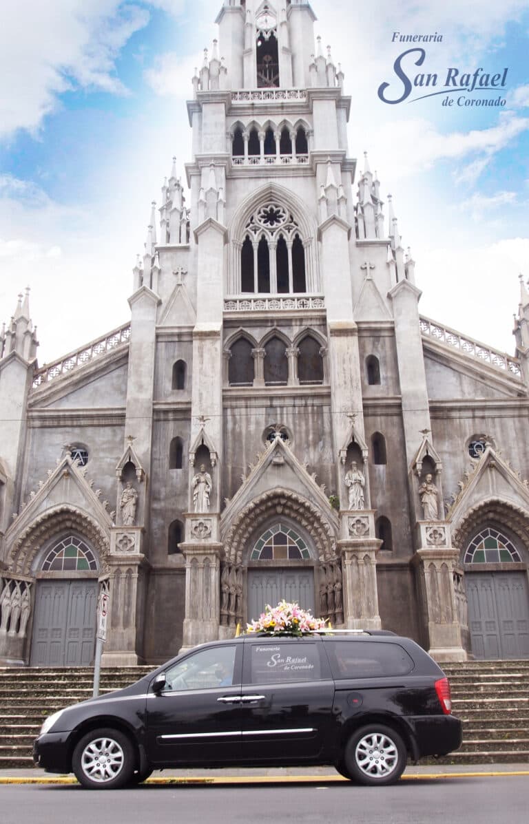 Carroza de Funeraria San Rafael frente a la iglesia de Coronado